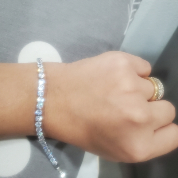 Luxury Tennis Bracelet Elegant Silver & Diamond/Cubic Zirconia Jewelry for Women - Picture 4 of 4